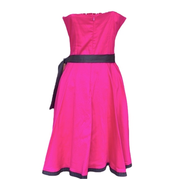 Italian stretch cotton fit and flare dress. Fushia with black straps, trim belt. - Picture 3 of 6